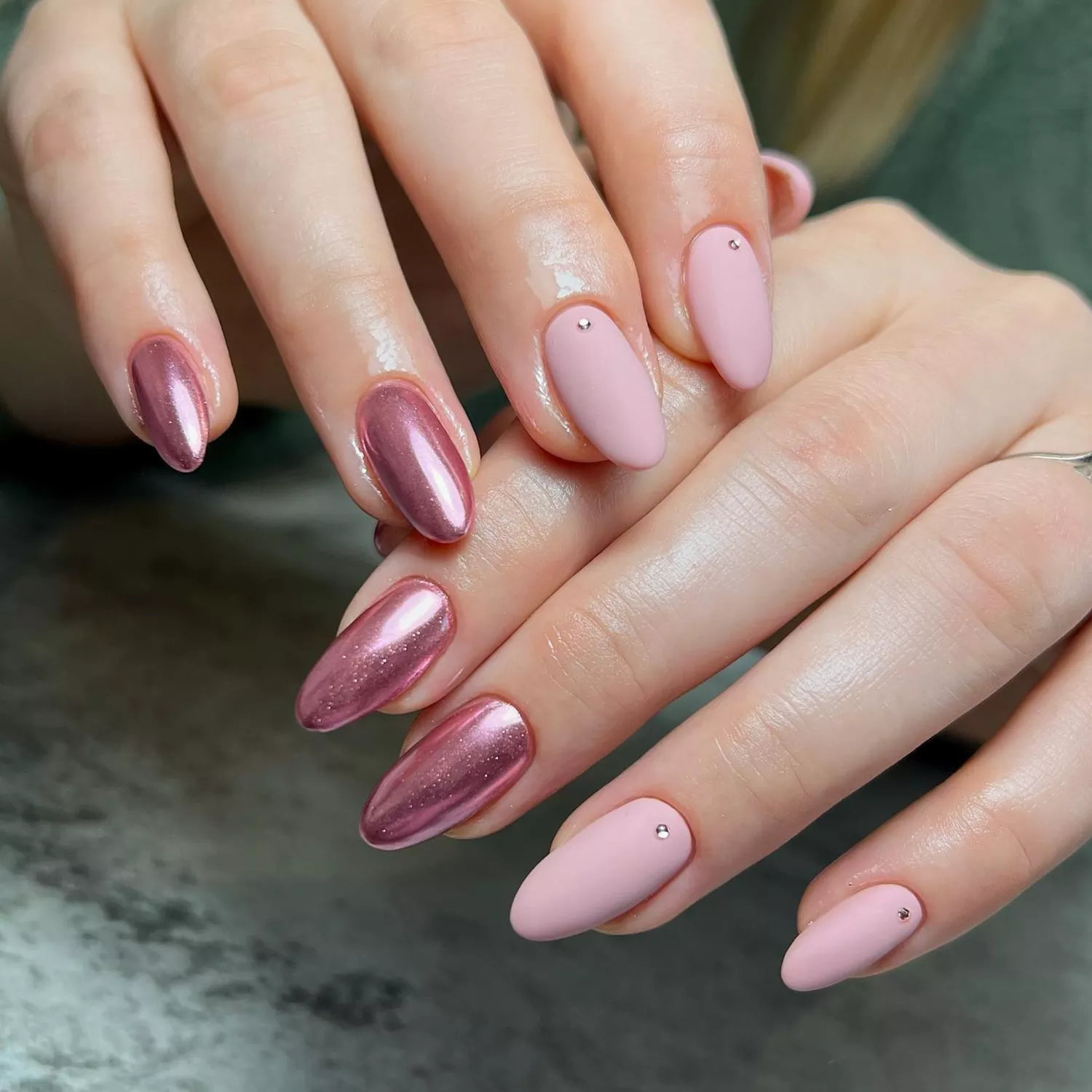 Matte And Metallic Chrome With Glitter Visual Idea Matte And Metallic Chrome With Glitter Visual Idea — Rose Gold Nails