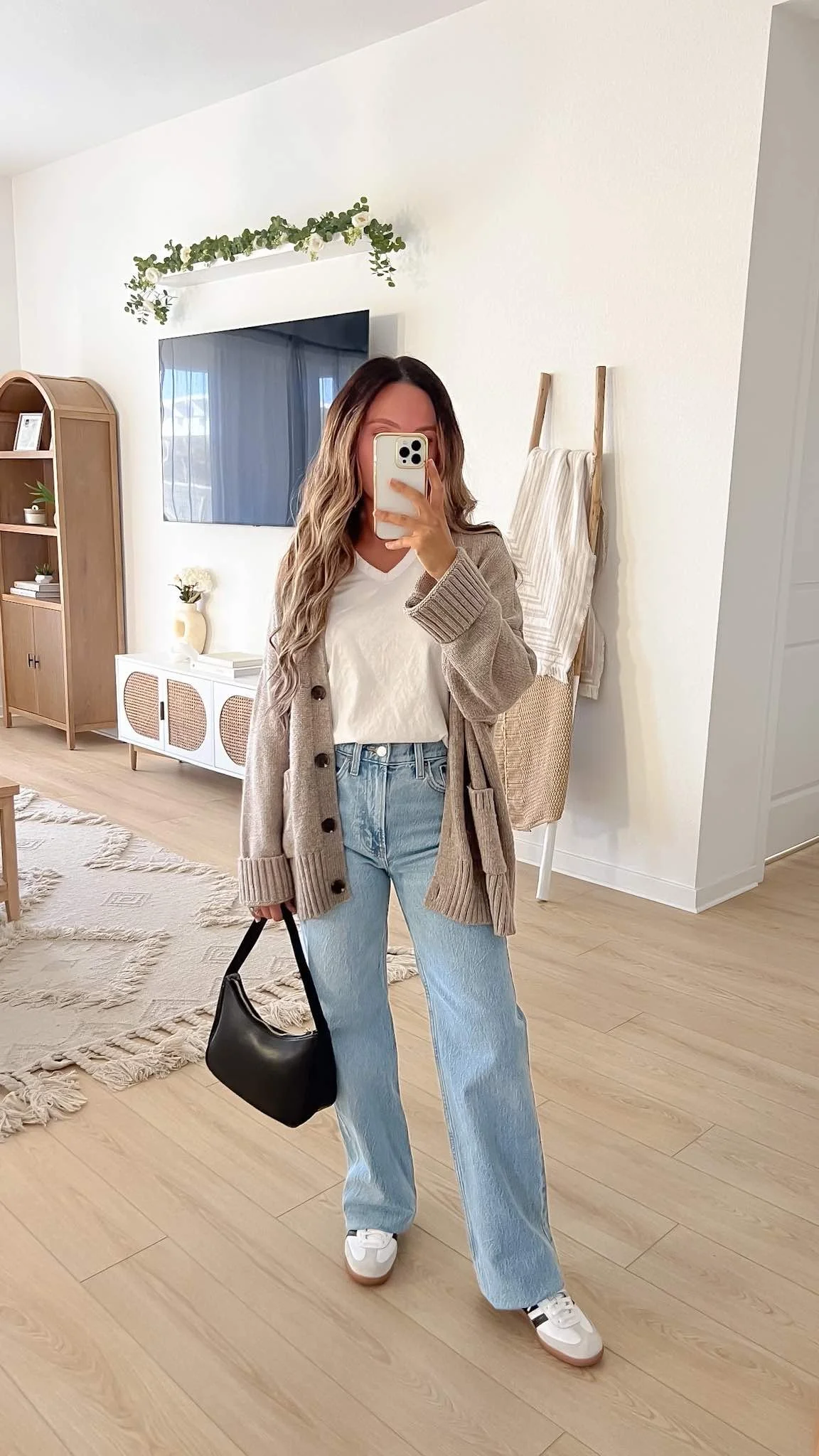 White Sneakers Oversized Cardigan Over Tee and Jeans for Relaxed Casual White Sneakers Oversized Cardigan Over Tee and Jeans for Relaxed Casual — Casual Outfits