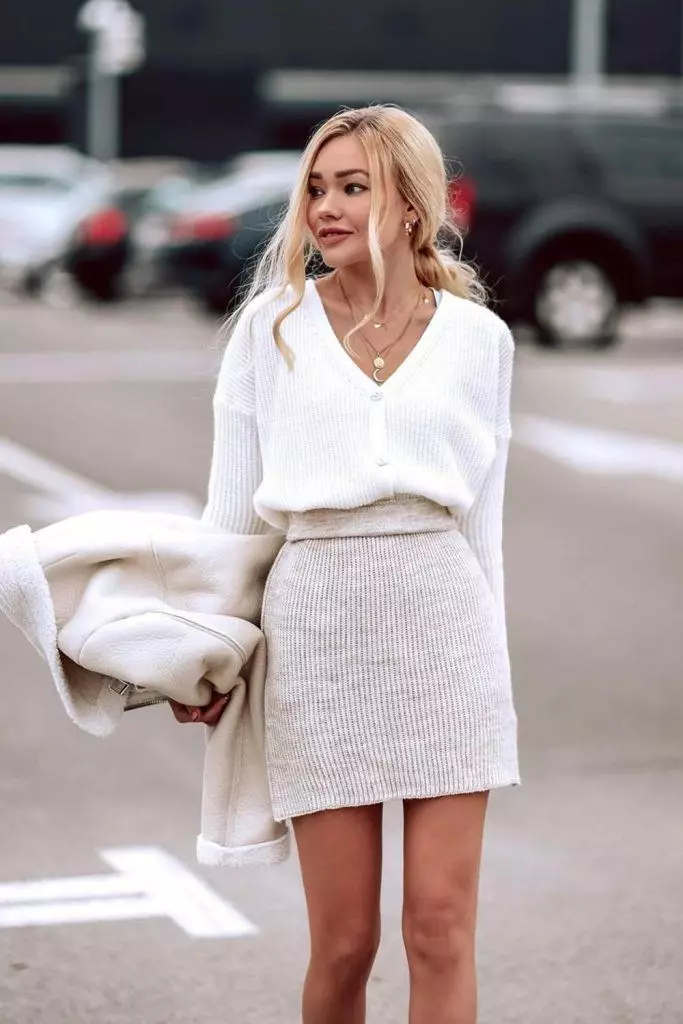 Ribbed Knit Mini Skirt with V-Neck Cardigan and Sneakers Ribbed Knit Mini Skirt with V-Neck Cardigan and Sneakers — Preppy Outfits