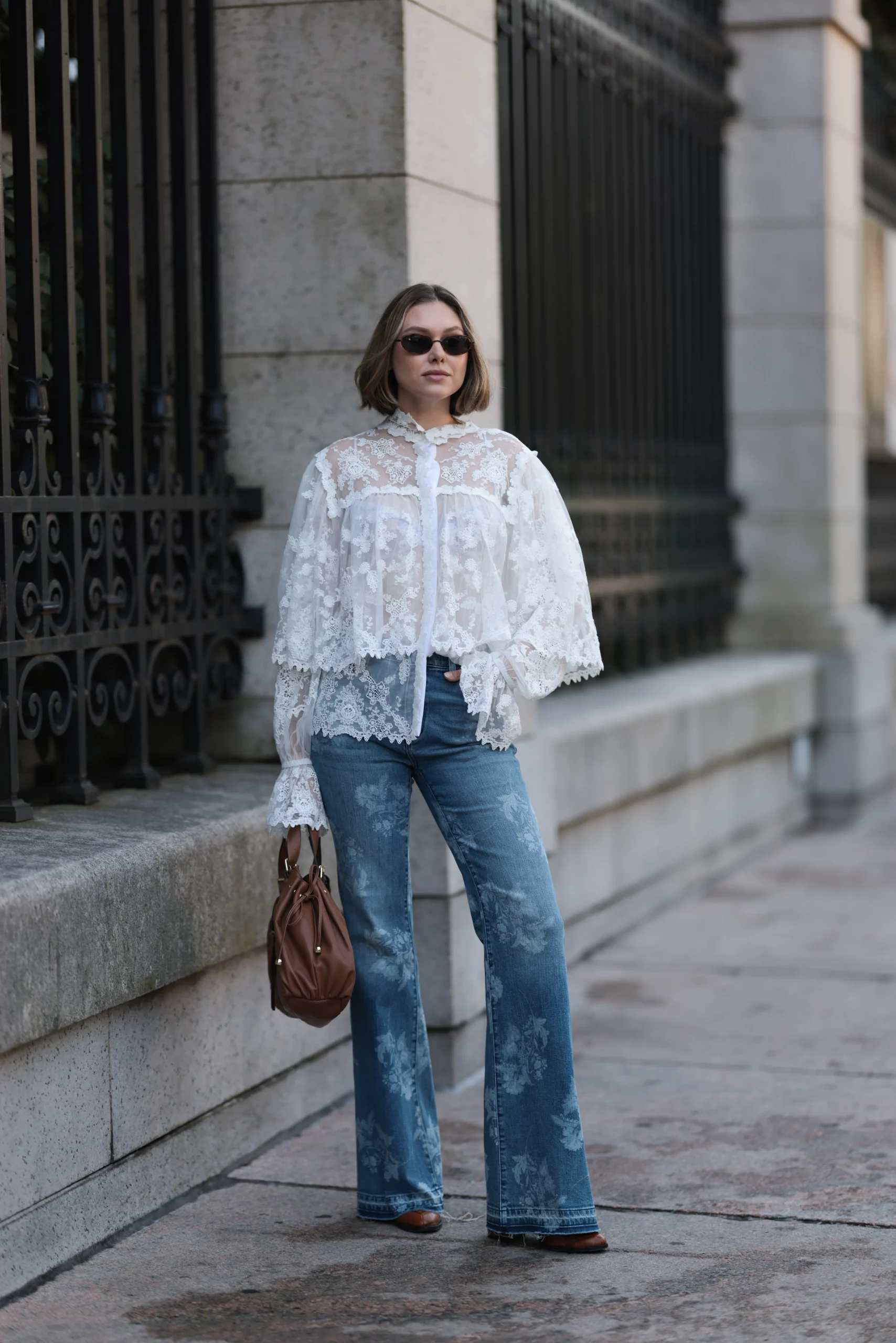 Voluminous Lace Blouse with Floral Flared Jeans Voluminous Lace Blouse with Floral Flared Jeans — 70s Outfits