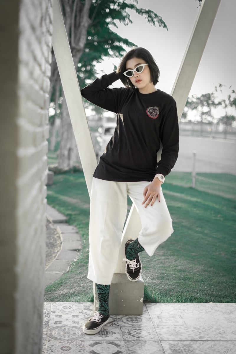 Monochrome Palette with Wide-Leg Pants and Canvas Sneakers Monochrome Palette with Wide-Leg Pants and Canvas Sneakers — Skater Outfits