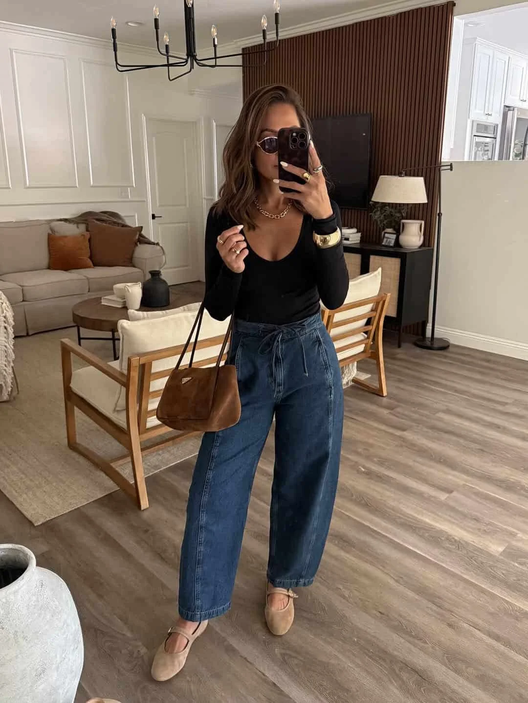 Scoop Neck Top with Wide-Leg Denim and Tan Accessories Scoop Neck Top with Wide-Leg Denim and Tan Accessories — Club Outfits