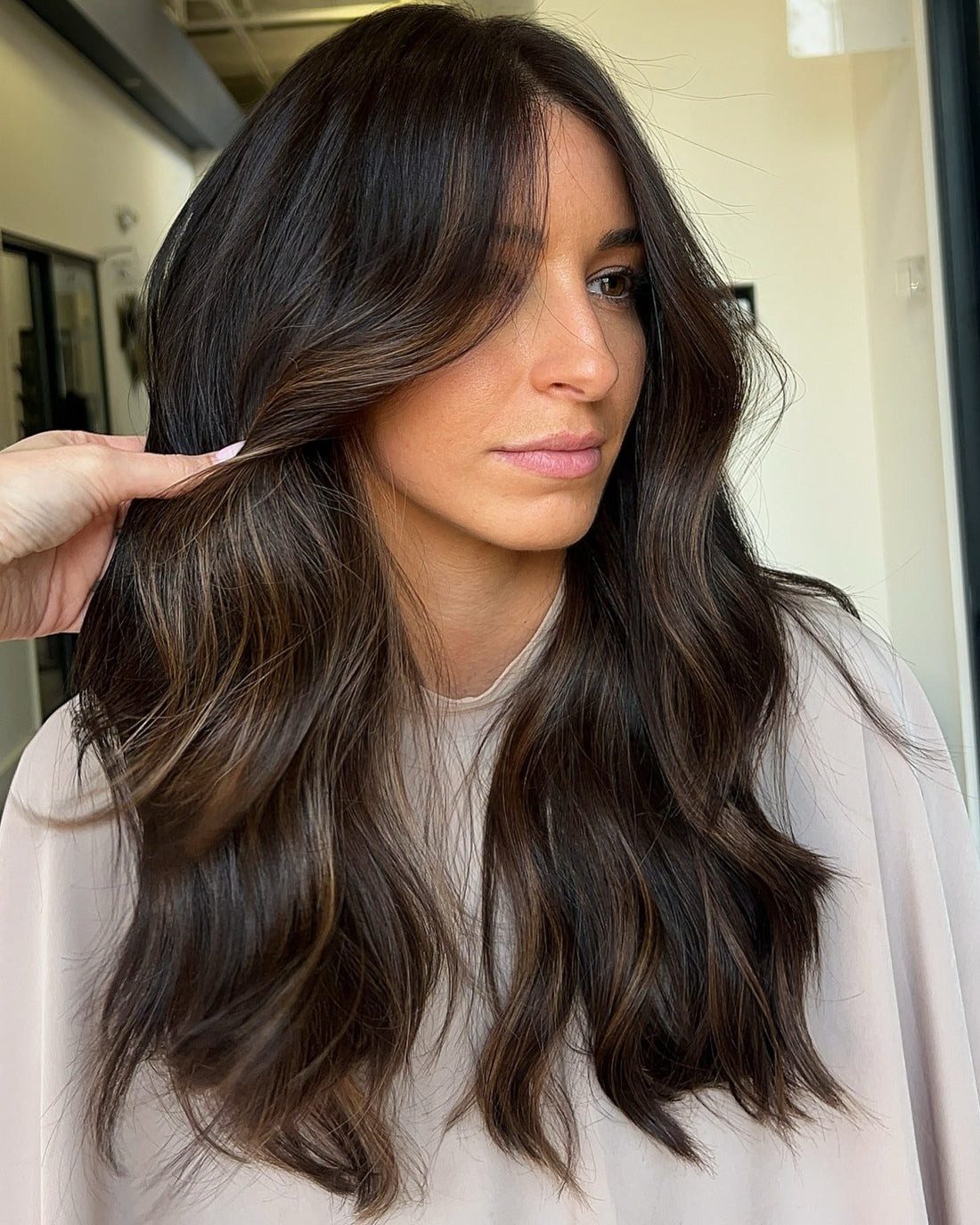 Long Wavy Hair With Face-Framing Highlights Long Wavy Hair With Face-Framing Highlights — Dark Brown Highlights