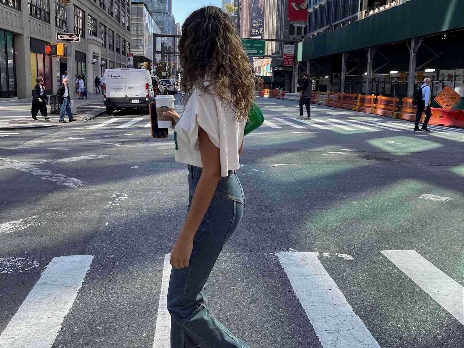 Minimalist Casual: Skinny Jeans with a Cropped T-Shirt and Green Bag — Outfits for Skinny Girls