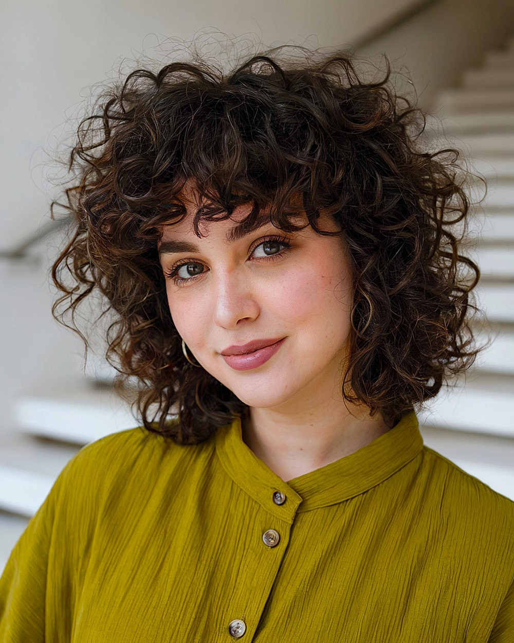 50+ Short Curly Haircuts That Flatter Round Faces in 2026