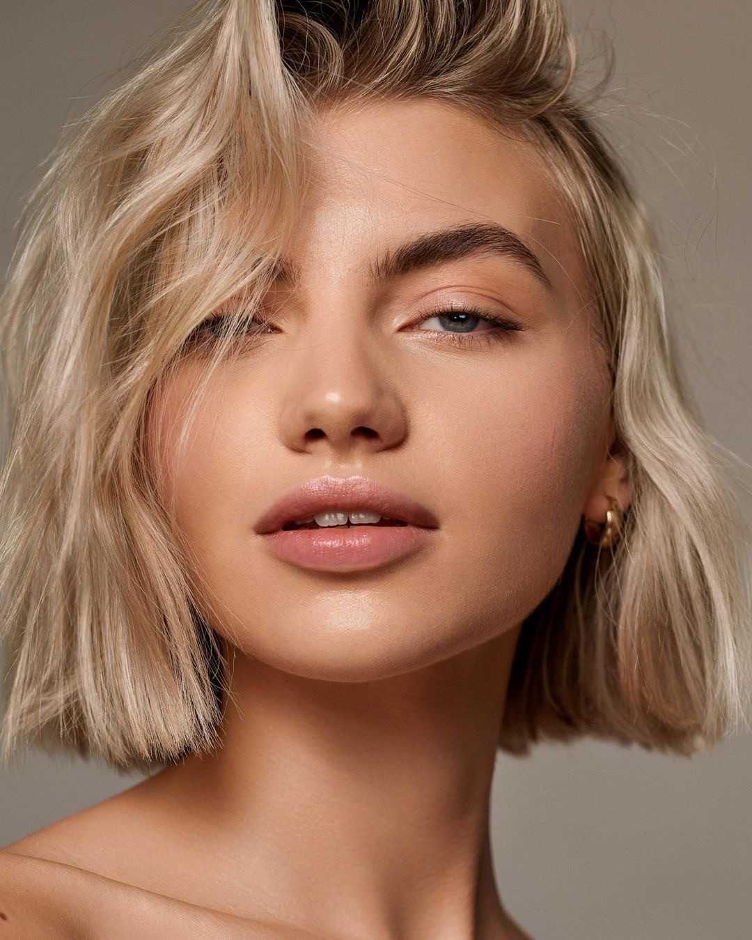 Shoulder Length Curls With Voluminous Bangs — Hairstyles for Growing Out Bangs