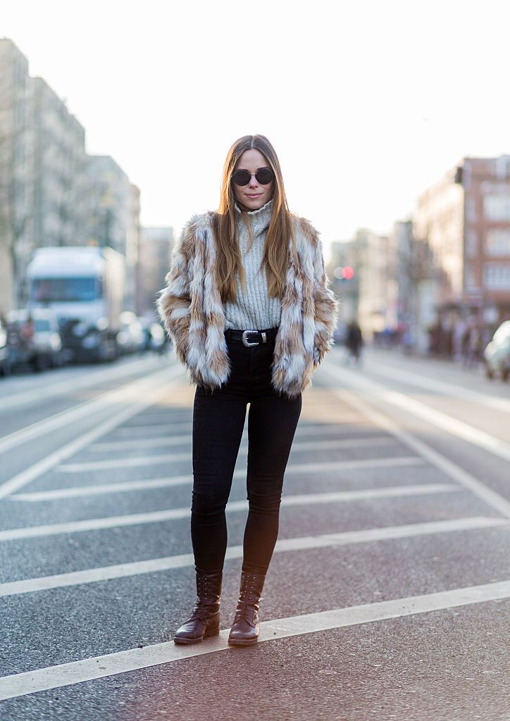 Winter Casual: Black Skinny Jeans with Faux Fur Coat and Turtleneck — Skinny Jeans Outfits