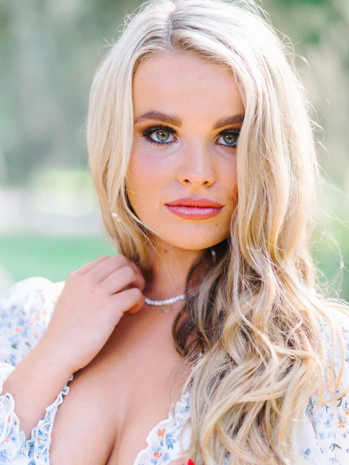 Platinum Blonde Waves With Curtain Bangs Platinum Blonde Waves With Curtain Bangs — Senior Picture Hairstyles