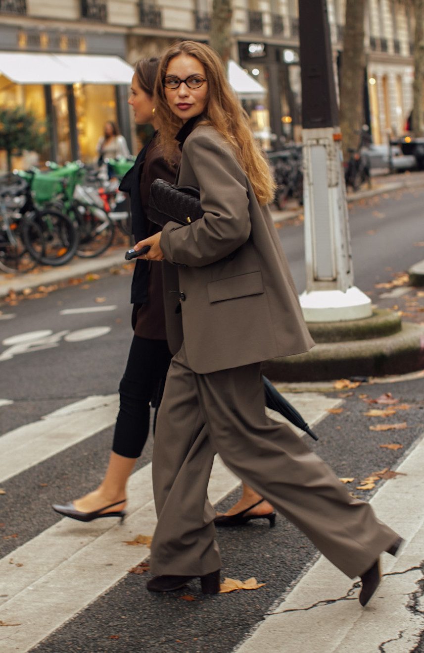 Brown Wool Blend Suit with Turtleneck for Sophisticated Workwear Brown Wool Blend Suit with Turtleneck for Sophisticated Workwear — Social Worker Outfits