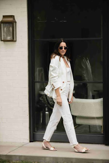 Smart Casual White Blazer with Crop Top and Trousers Smart Casual White Blazer with Crop Top and Trousers — White Outfits
