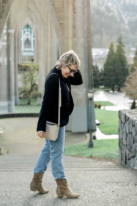 Sleek Black Blazer and Jeans with Tan Suede Cowboy Boots Sleek Black Blazer and Jeans with Tan Suede Cowboy Boots — Cowboy Boots with Jeans Outfits