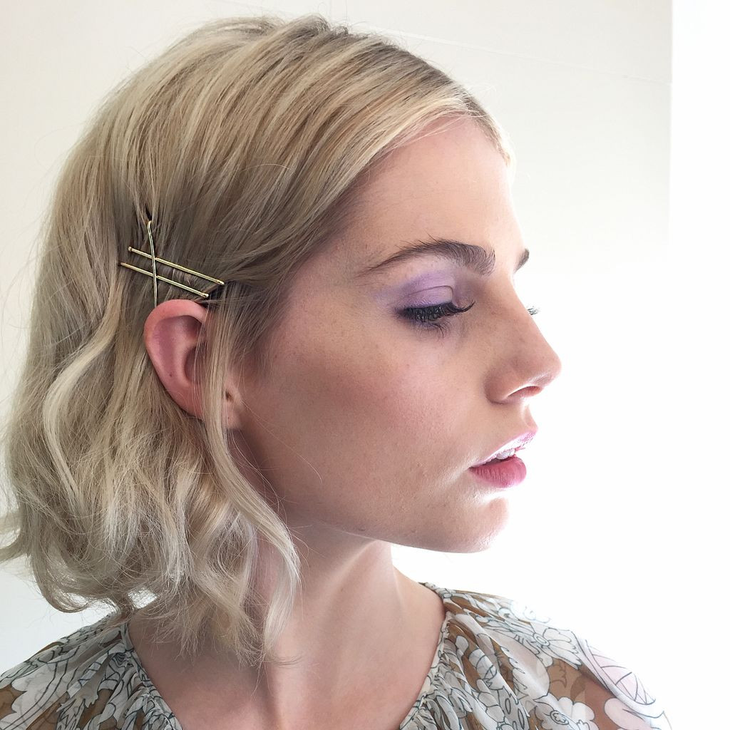Wavy Bob with Crossed Pins Wavy Bob with Crossed Pins — Bobby Pin Hairstyles