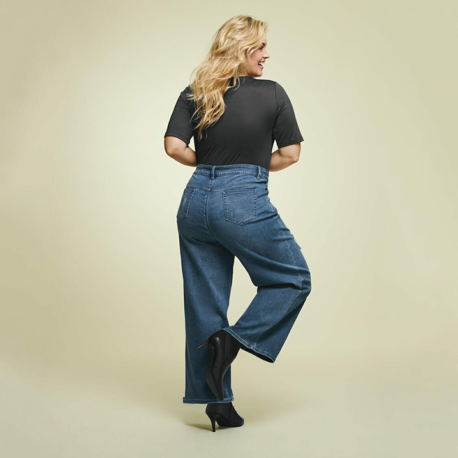 High-Waisted Wide-Leg Jeans with T-Shirt High-Waisted Wide-Leg Jeans with T-Shirt — Outfits for Big Hips
