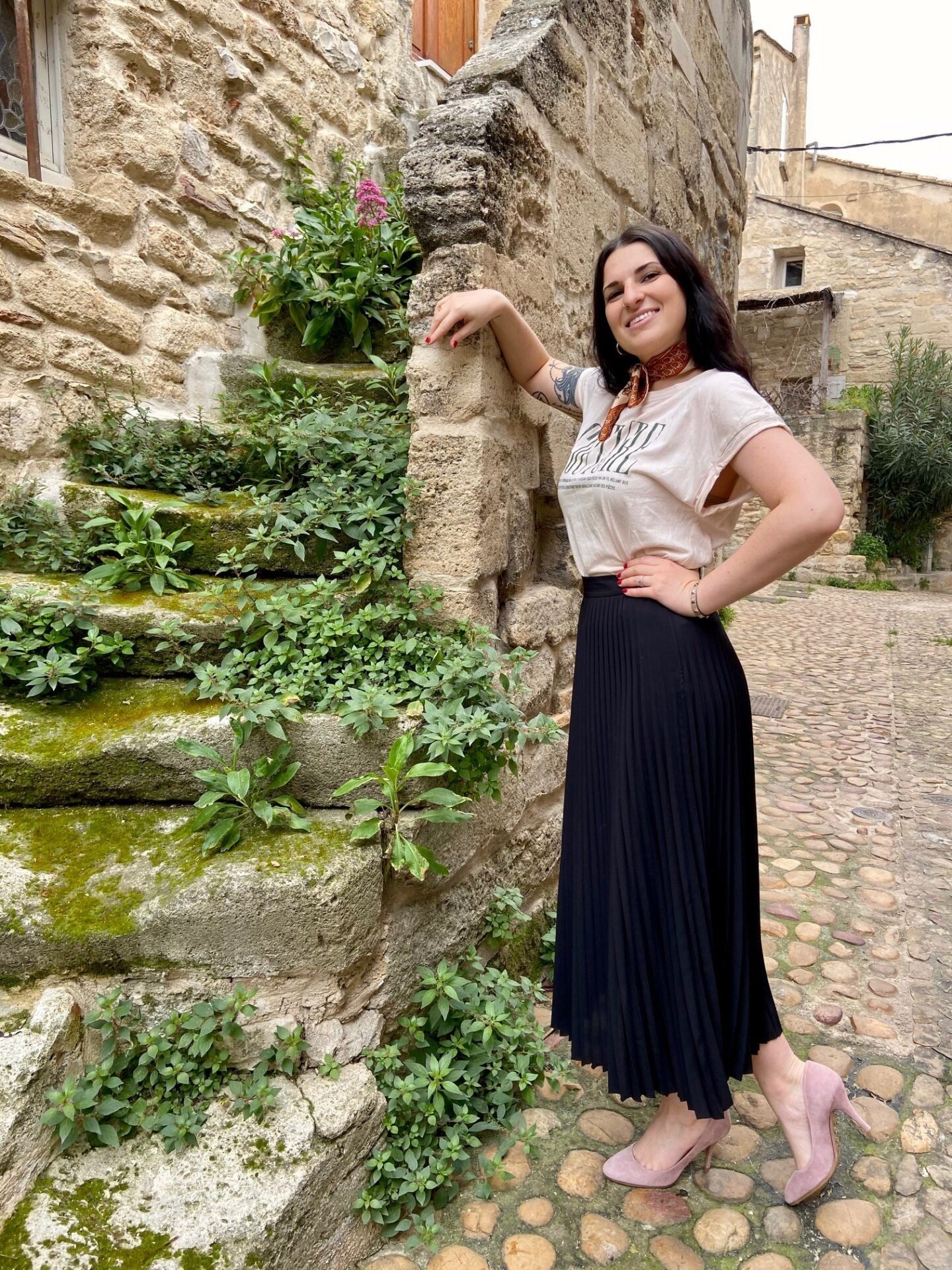 Casual Day Out: Black Pleated Skirt with Graphic Tee and Block Heels — Pleated Skirt Outfits