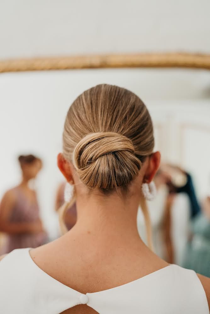 Straight Visual Idea Straight Visual Idea — Sleek Bun Wedding Hair