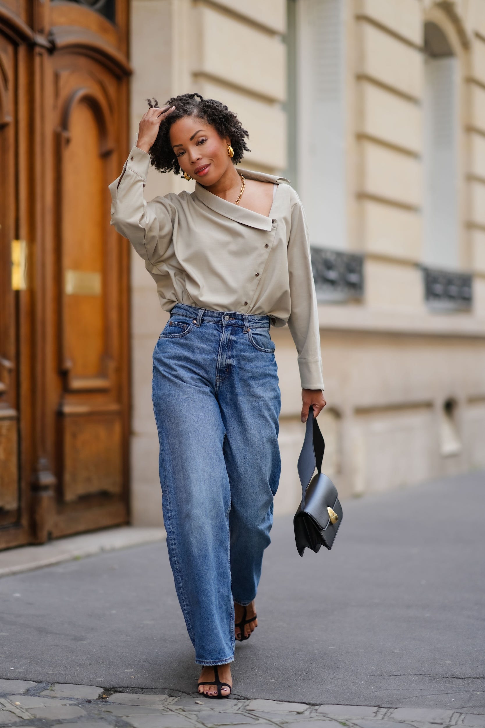 Relaxed Barrel Jeans with Asymmetrical Shirt and Heeled Sandals Relaxed Barrel Jeans with Asymmetrical Shirt and Heeled Sandals — Barrel Jeans Outfits