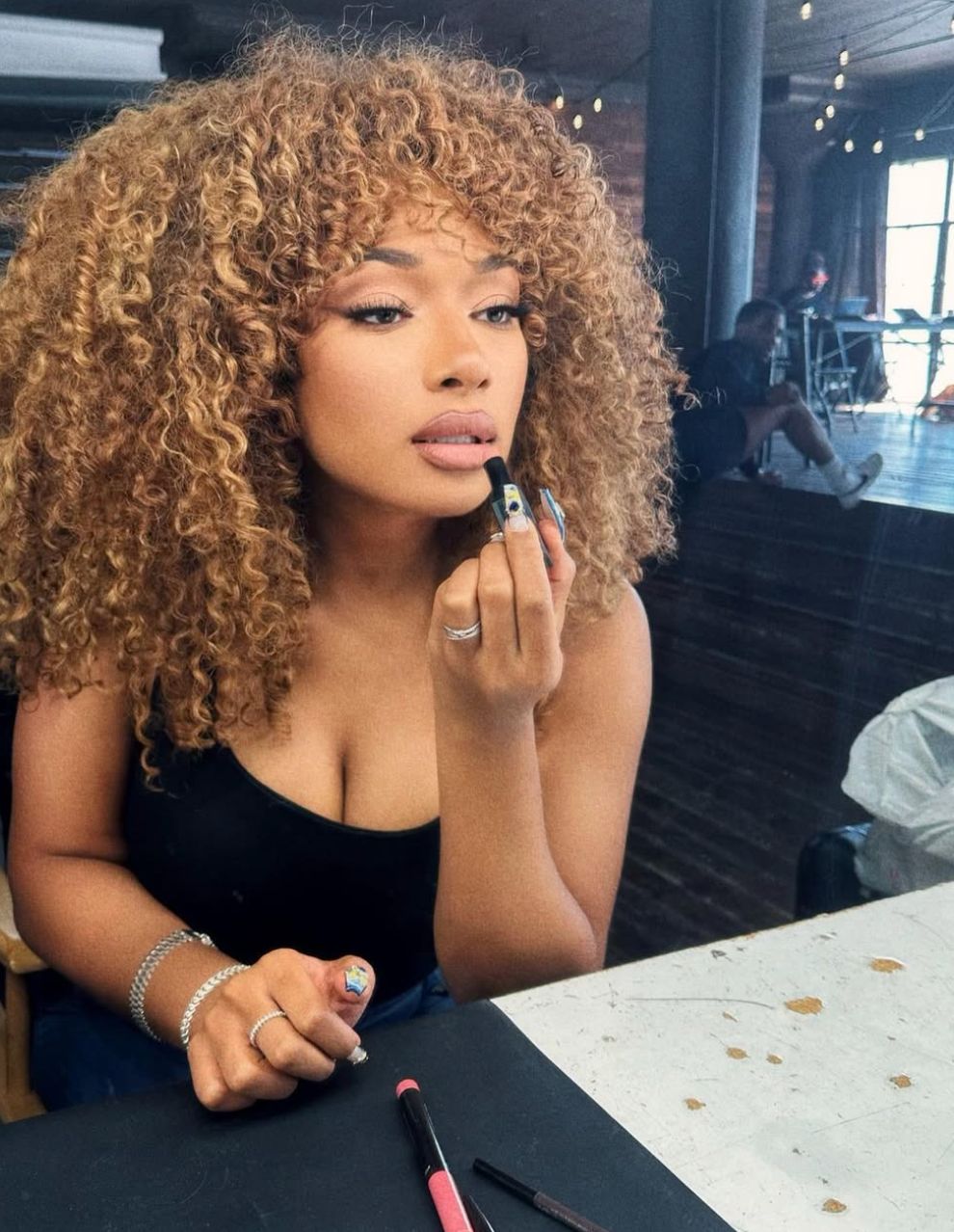 Honey Blonde Curls With Darker Roots Honey Blonde Curls With Darker Roots — Hair Color for Tan Skin