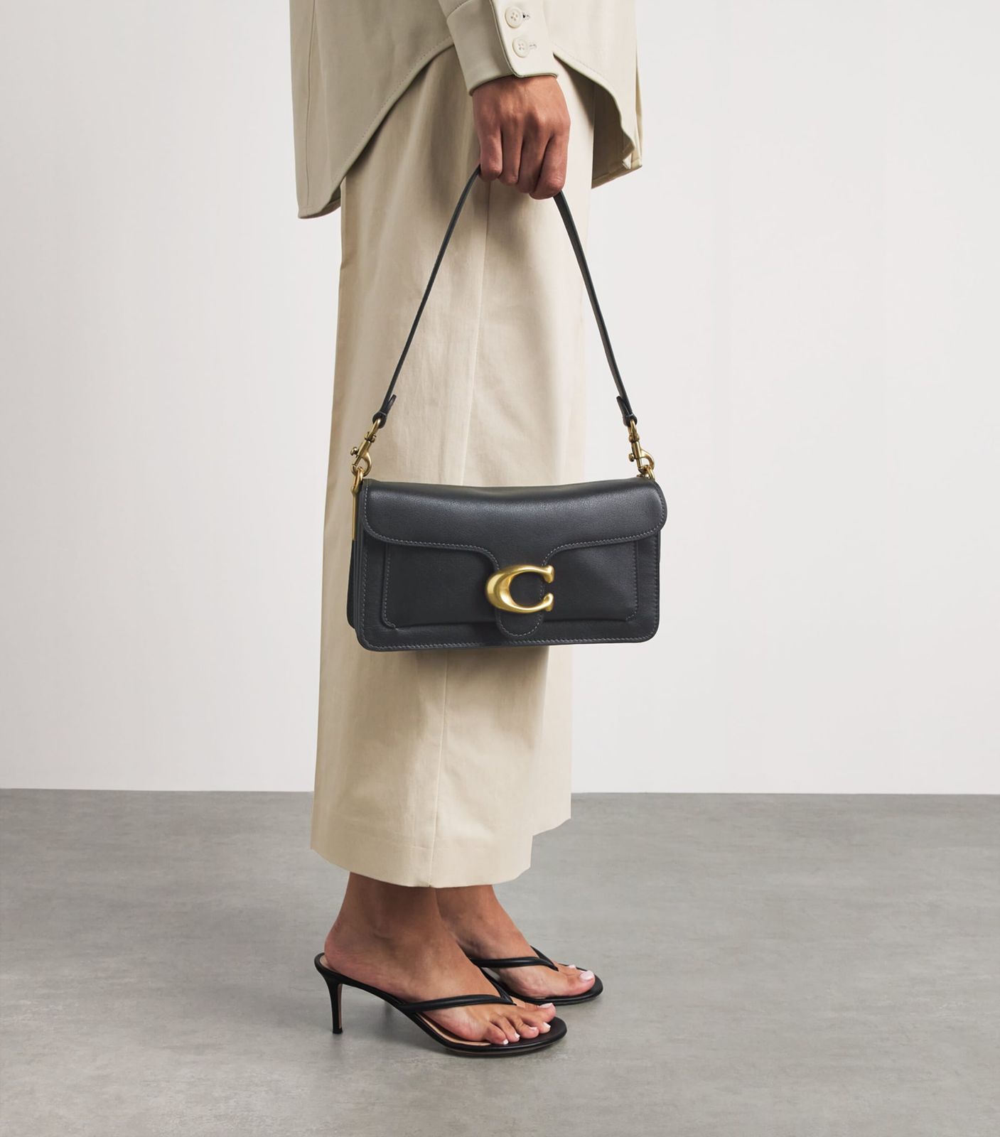 Business Casual with Grey Shoulder Bag and Blazer Business Casual with Grey Shoulder Bag and Blazer — Coach Bag Outfits