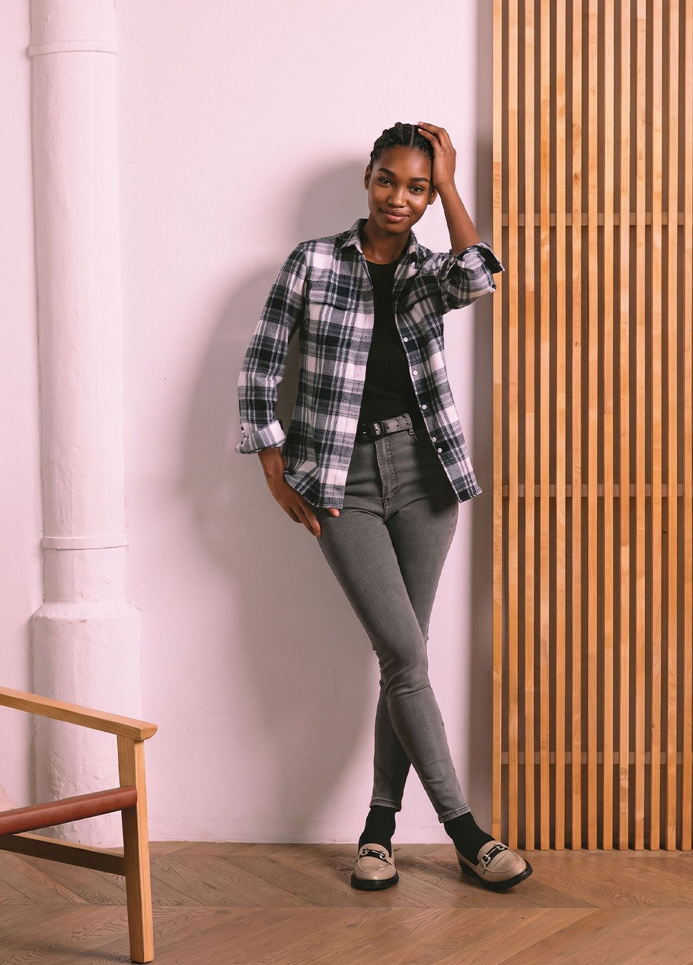 Casual Practicality: Beige Loafers with Skinny Jeans and a Plaid Shirt — Loafers with Jeans Outfits