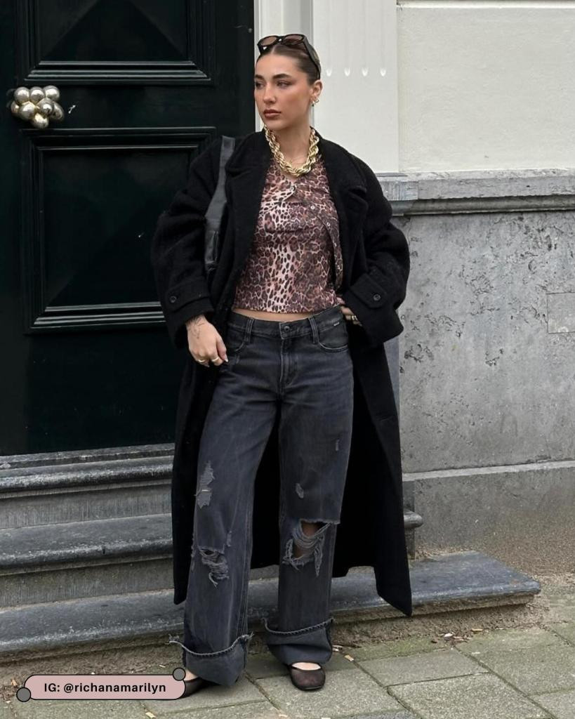 Dark Grey Ripped Jeans with Leopard Top and Long Coat Dark Grey Ripped Jeans with Leopard Top and Long Coat — Ripped Jeans Outfits