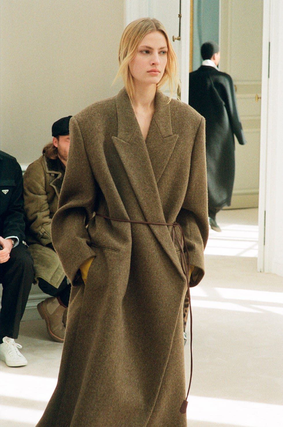 Oversized Brown Wrap Coat for a Minimalist Court Aesthetic Oversized Brown Wrap Coat for a Minimalist Court Aesthetic — Court Outfits