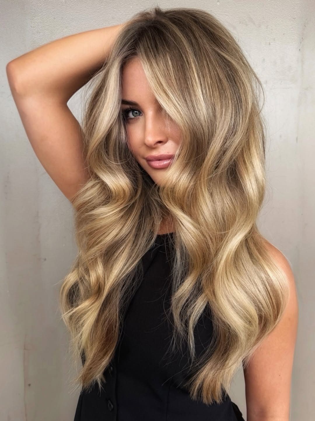 Mid-Back Curtain Bangs With Beige Highlights — Beige Blonde
