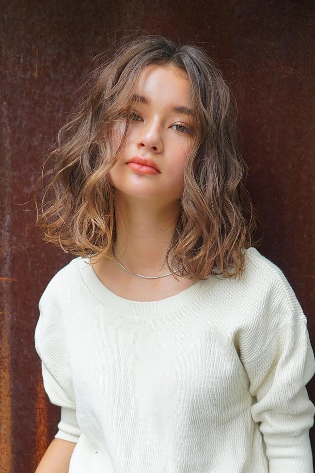 Collarbone Lob with Curtain Bangs and Balayage — Wavy Hairstyles