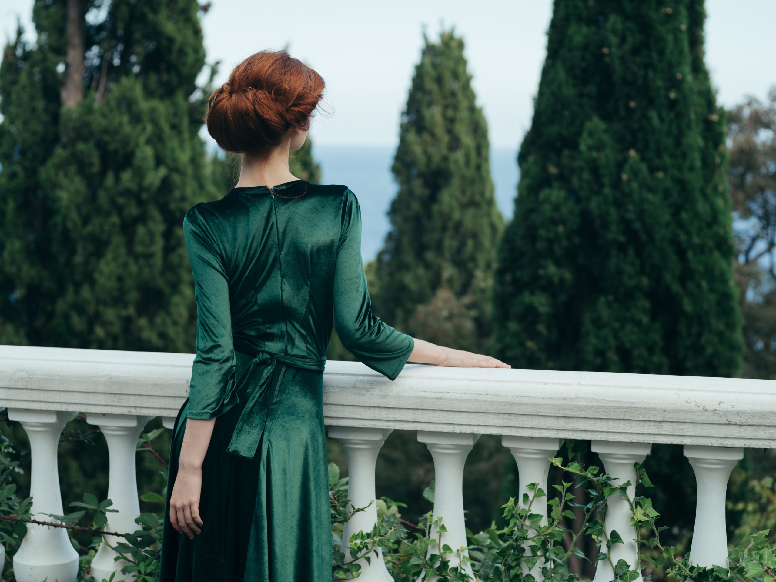 Emerald Green Velvet Gown for Regal Opera Elegance Emerald Green Velvet Gown for Regal Opera Elegance — Opera Outfits