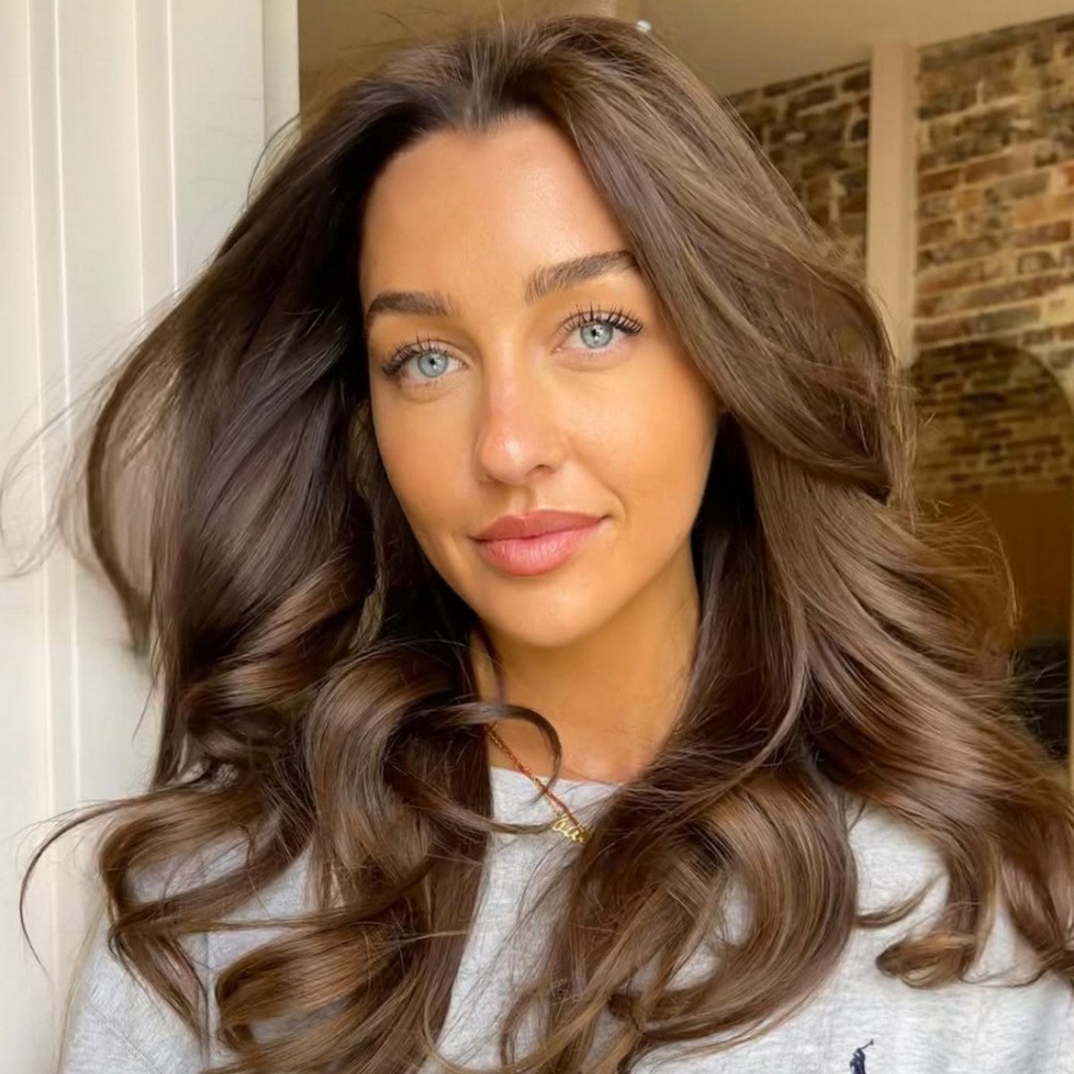 Medium Brown With Lighter Brown Balayage Visual Idea Medium Brown With Lighter Brown Balayage Visual Idea — Expensive Brunette