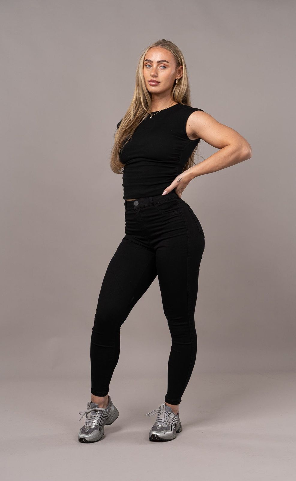 Monochromatic Black Skinny Jeans and Cropped Top Monochromatic Black Skinny Jeans and Cropped Top