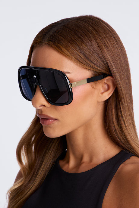 Streetwear Style: Black Top and Shield Sunglasses with Gold Accent — Oversized Sunglasses Outfits