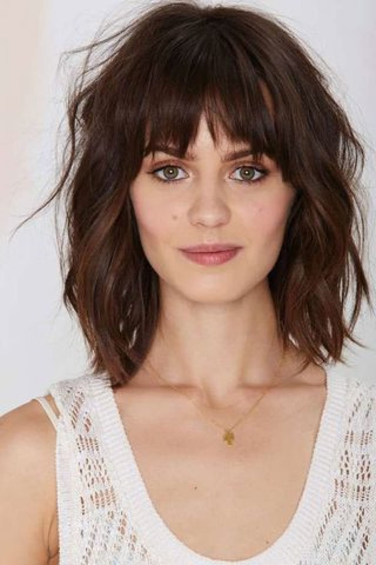 Messy Wavy Bob With Full Bangs Messy Wavy Bob With Full Bangs — 90s Hairstyles
