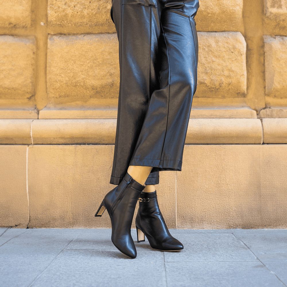 Fall/Winter Sleekness with Leather Pants and Ankle Boots — Block Heels Outfits