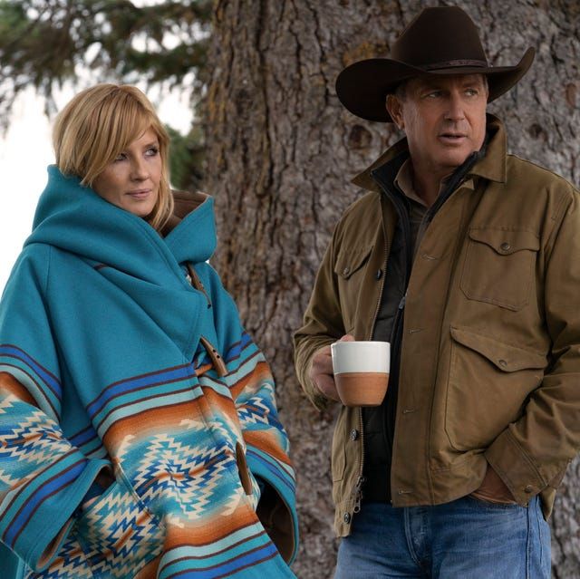 Hooded Poncho with Bold Patterns for Outdoor Casual Style Hooded Poncho with Bold Patterns for Outdoor Casual Style — Yellowstone Outfits