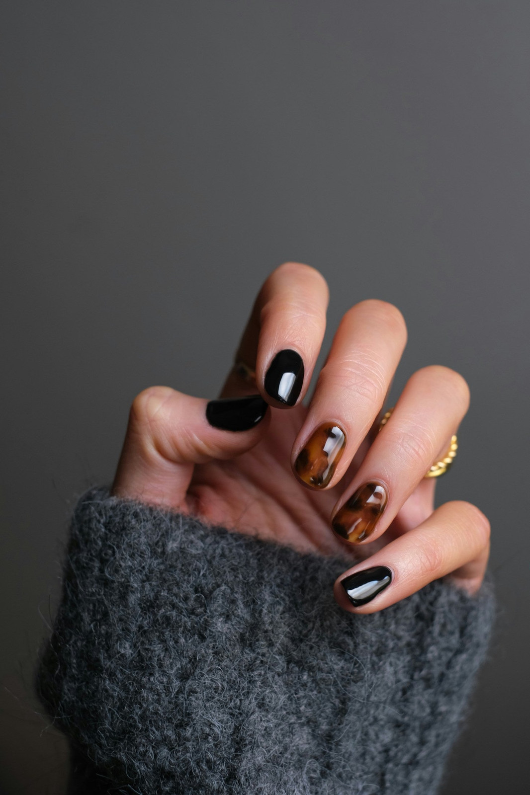 Tortoiseshell and Black Contrast Oval Nails Tortoiseshell and Black Contrast Oval Nails — Hard Gel Nails