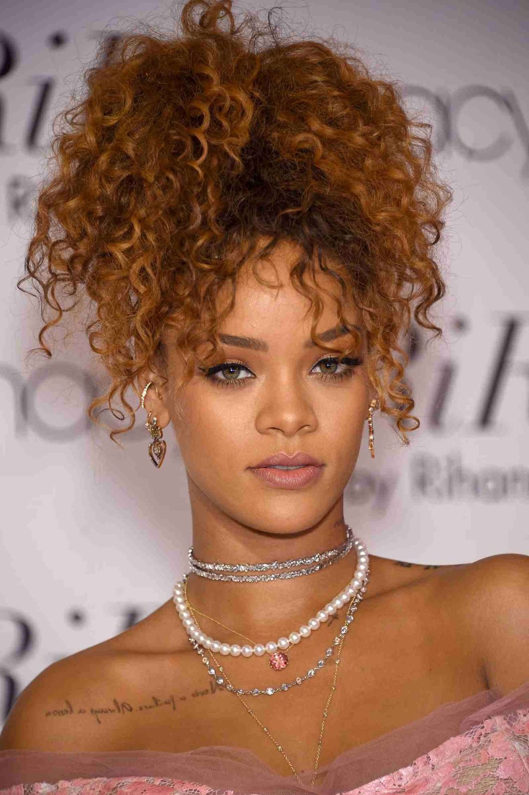 Honey Blonde High Ponytail With Vibrant Curls Honey Blonde High Ponytail With Vibrant Curls — Curly High Ponytail