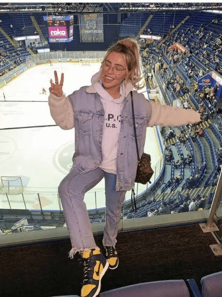 Denim Jacket and Hoodie for a Relaxed Weekend Game — Basketball Game Outfits