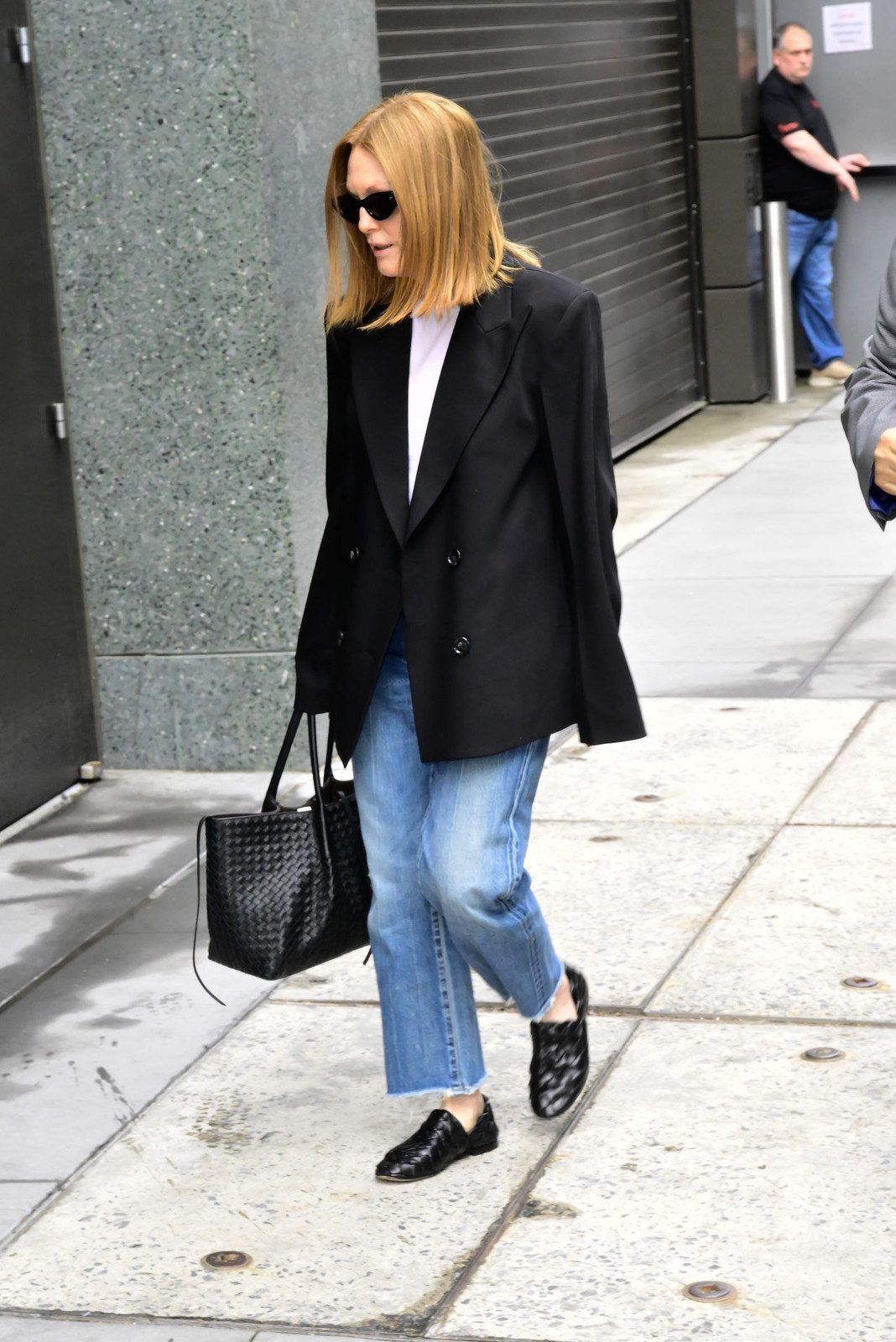 Polished Ensemble: Black Patent Loafers with Straight Jeans and a Blazer — Loafers with Jeans Outfits
