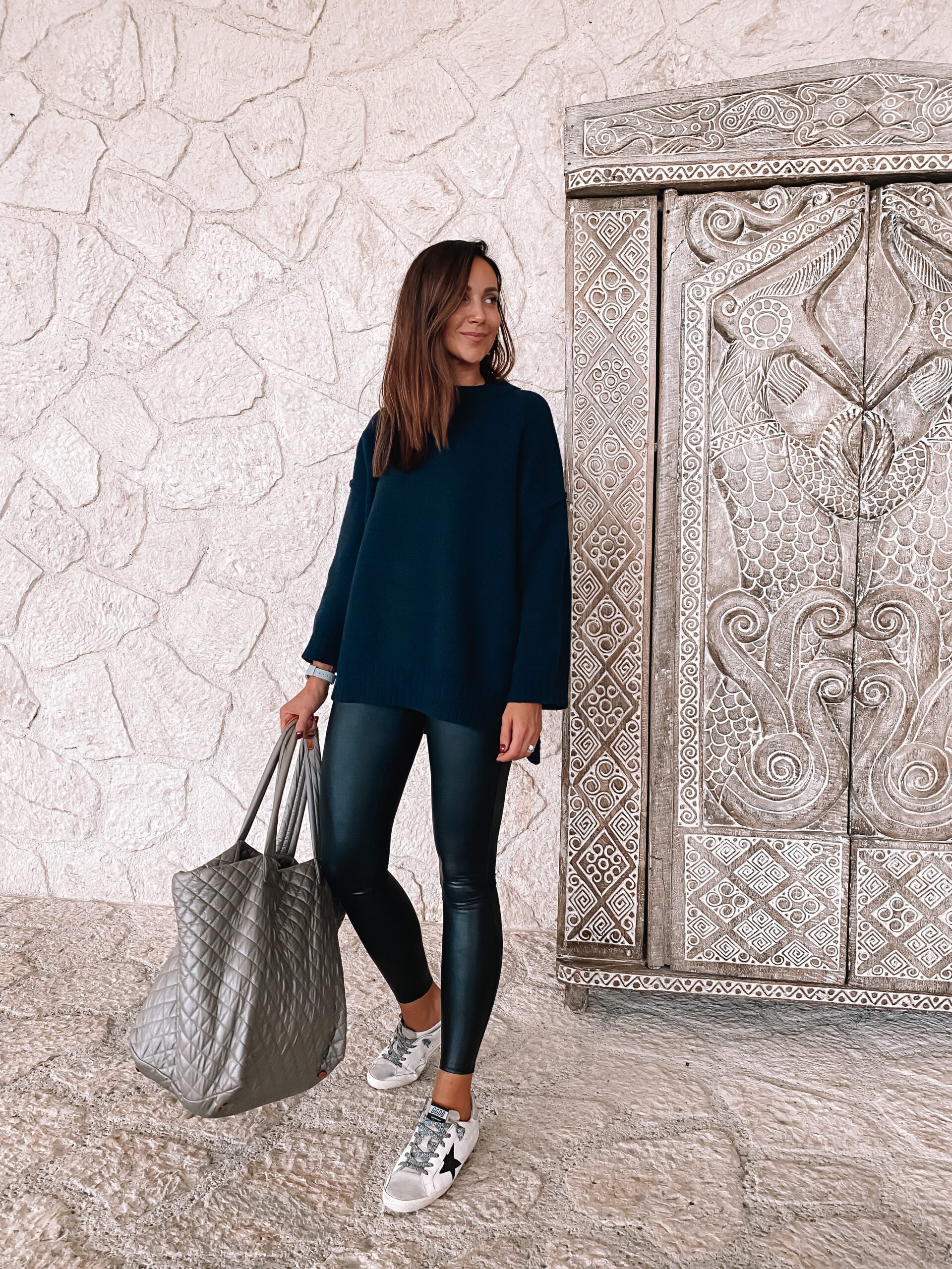 Comfortable Black Leggings with an Oversized Navy Sweater — Legging Outfits