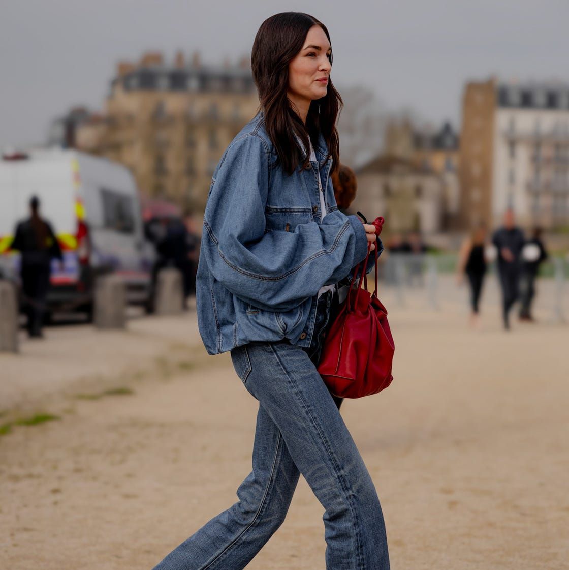 Oversized Denim Jacket and Red Bag with Boyfriend Jeans Oversized Denim Jacket and Red Bag with Boyfriend Jeans — Boyfriend Jeans Outfits