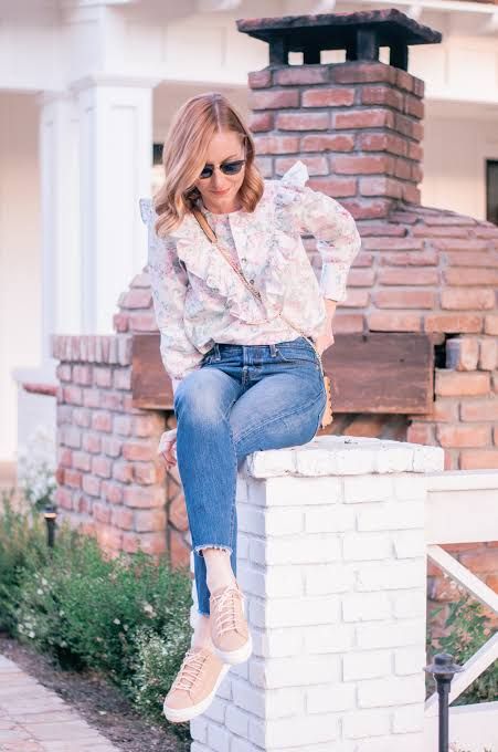 Floral Blouse and Jeans with Simple Pink Sneakers Floral Blouse and Jeans with Simple Pink Sneakers — Platform Sneakers Outfits