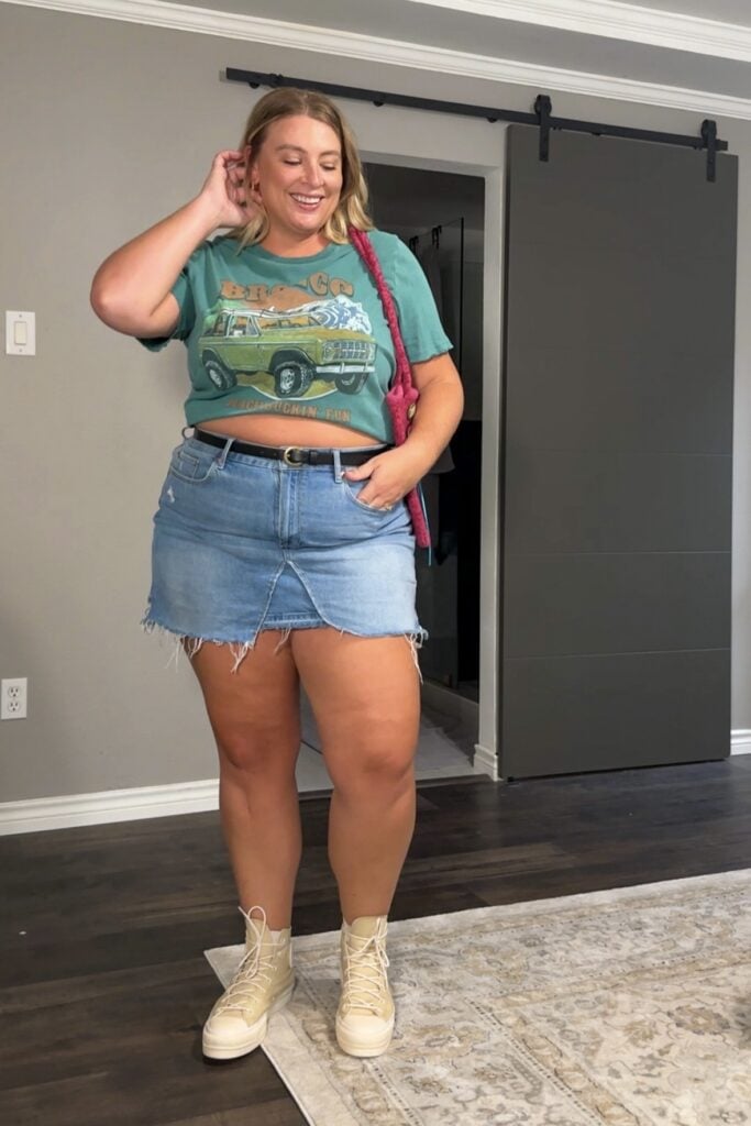 Frayed Hem Denim Mini Skirt with Graphic Tee — Jean Skirt Outfits