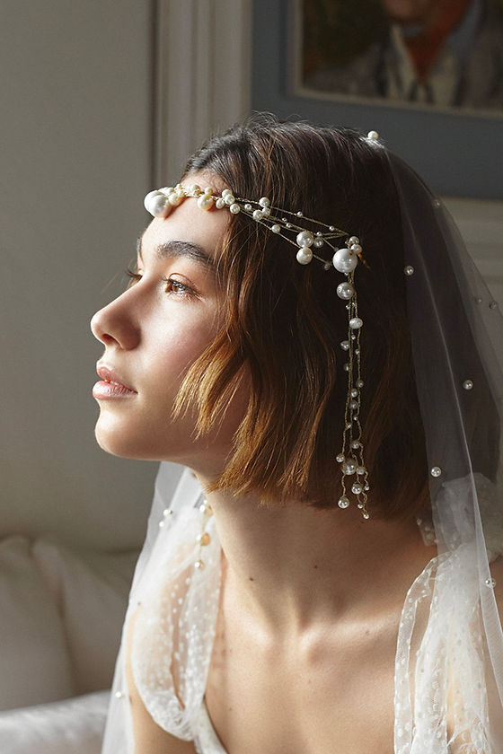 Chin-Length Bob With Pearl Hair Vine Chin-Length Bob With Pearl Hair Vine — Pearl Headband Hairstyles