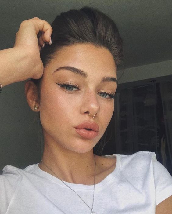 Star-Shaped Gold Septum Ring with White T-Shirt Star-Shaped Gold Septum Ring with White T-Shirt — Septum Piercing Ideas