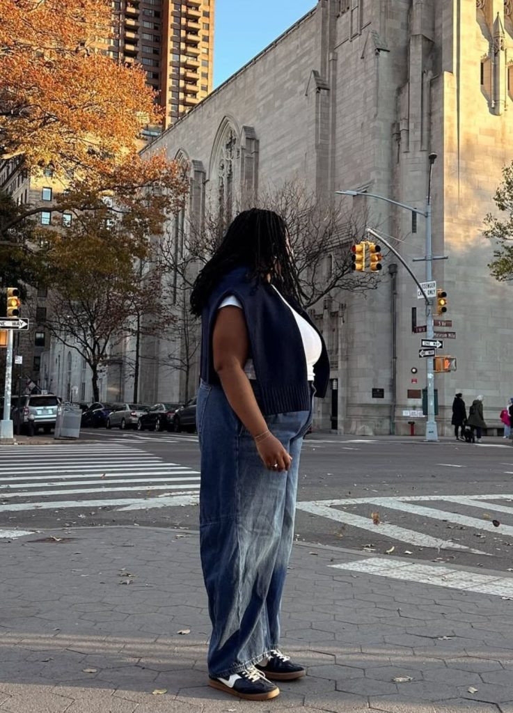 Navy Knit Vest and Wide-Leg Jeans with Low-Top Sneakers — Retro Sneakers Outfits