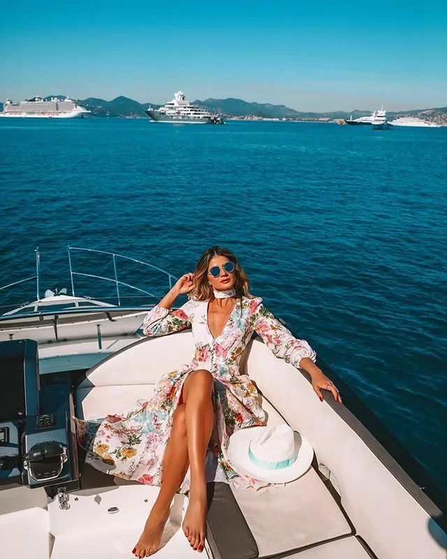 Floral Print Maxi Dress for a Relaxed Yacht Outing Floral Print Maxi Dress for a Relaxed Yacht Outing — Boat Outfits