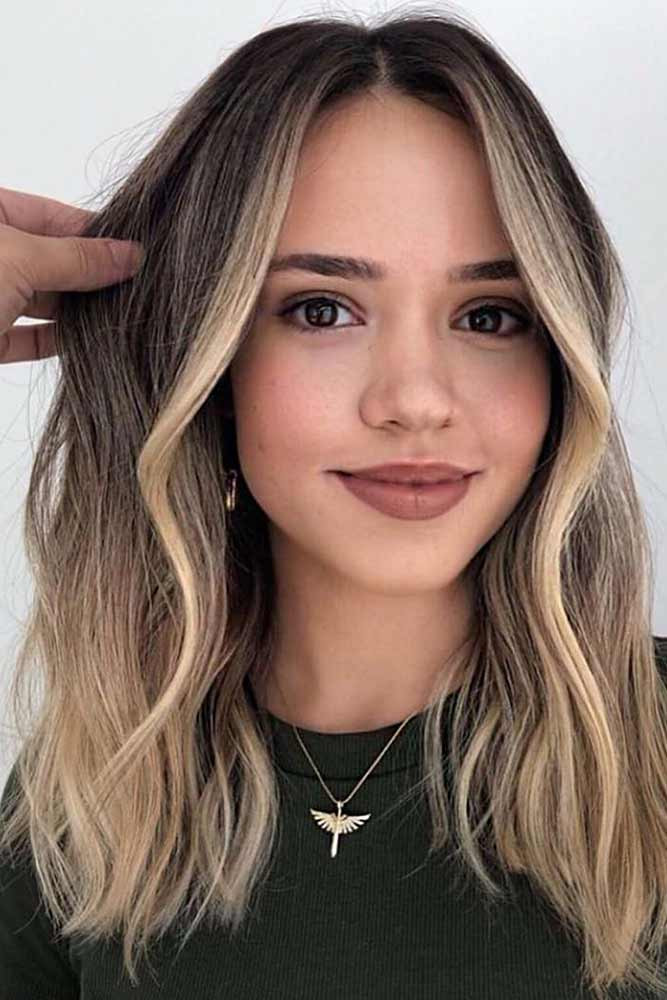 Chin Length Lob With Face-Framing Dirty Blonde Highlights Chin Length Lob With Face-Framing Dirty Blonde Highlights