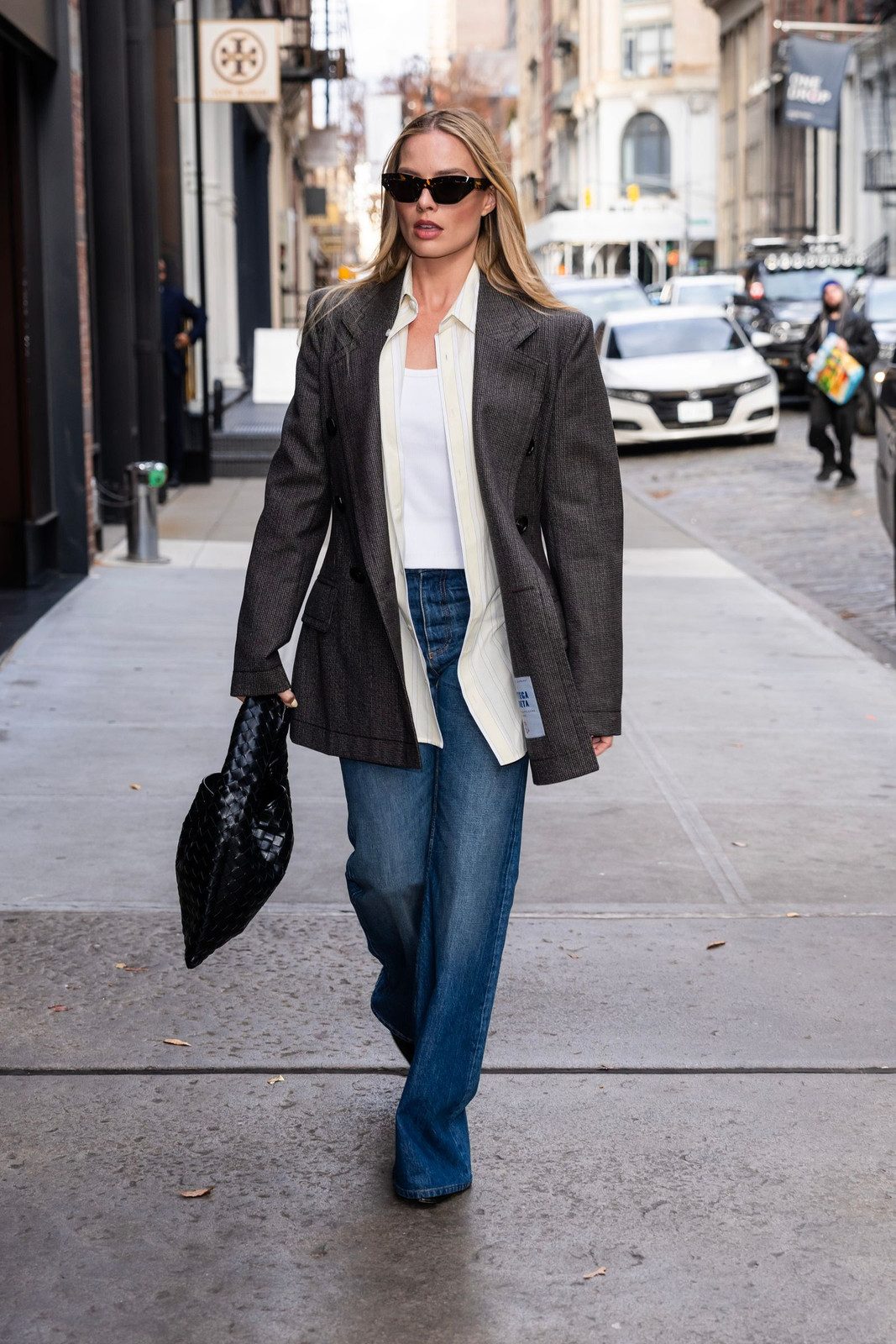 Oversized Blazer with Striped Shirt and Wide-Leg Jeans for a Relaxed Professional Oversized Blazer with Striped Shirt and Wide-Leg Jeans for a Relaxed Professional — Social Worker Outfits