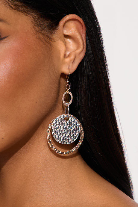 Layered Metal Circle Statement Earrings for Casual or Party Layered Metal Circle Statement Earrings for Casual or Party — Statement Earrings Outfits