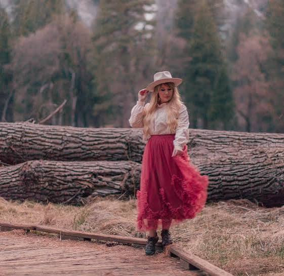 Whimsical Yosemite Adventure: Red Tulle Skirt and Hiking Boots Whimsical Yosemite Adventure: Red Tulle Skirt and Hiking Boots — Yosemite Outfits